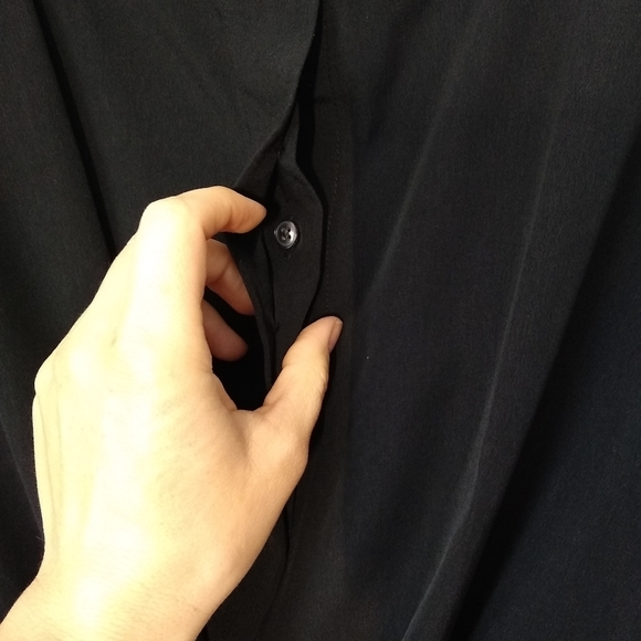 Beautiful Ann Taylor Gathered blouse - Picture 3 of 4